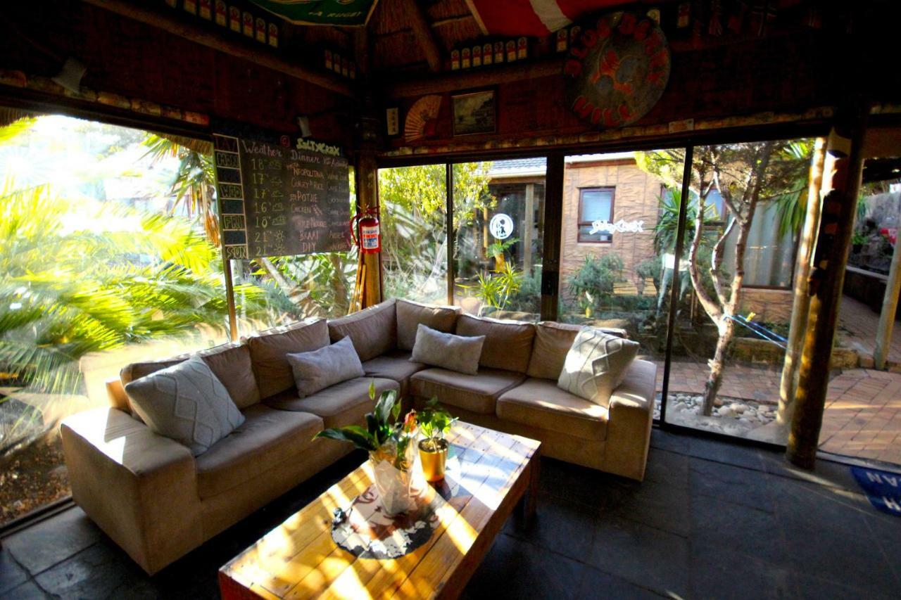 Saltycrax Backpackers And Surf Hostel By Curiocity Bloubergstrand Dış mekan fotoğraf