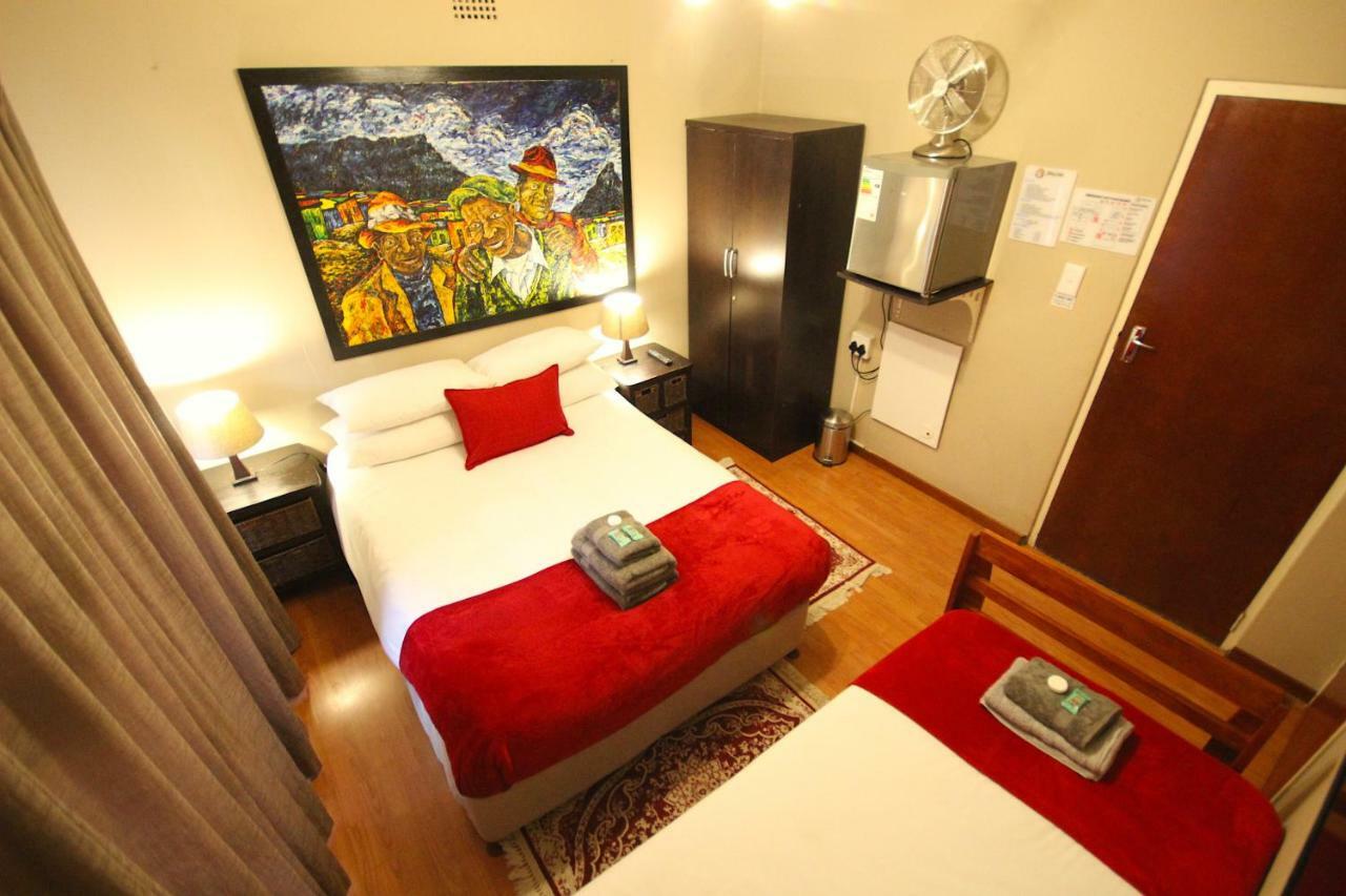 Saltycrax Backpackers And Surf Hostel By Curiocity Bloubergstrand Dış mekan fotoğraf