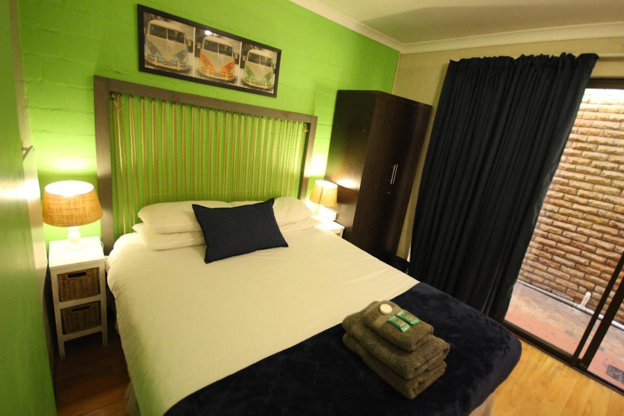Saltycrax Backpackers And Surf Hostel By Curiocity Bloubergstrand Dış mekan fotoğraf