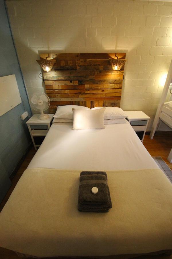 Saltycrax Backpackers And Surf Hostel By Curiocity Bloubergstrand Dış mekan fotoğraf
