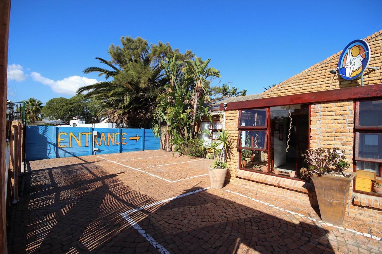 Saltycrax Backpackers And Surf Hostel By Curiocity Bloubergstrand Dış mekan fotoğraf