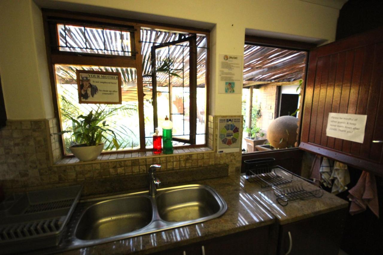 Saltycrax Backpackers And Surf Hostel By Curiocity Bloubergstrand Dış mekan fotoğraf